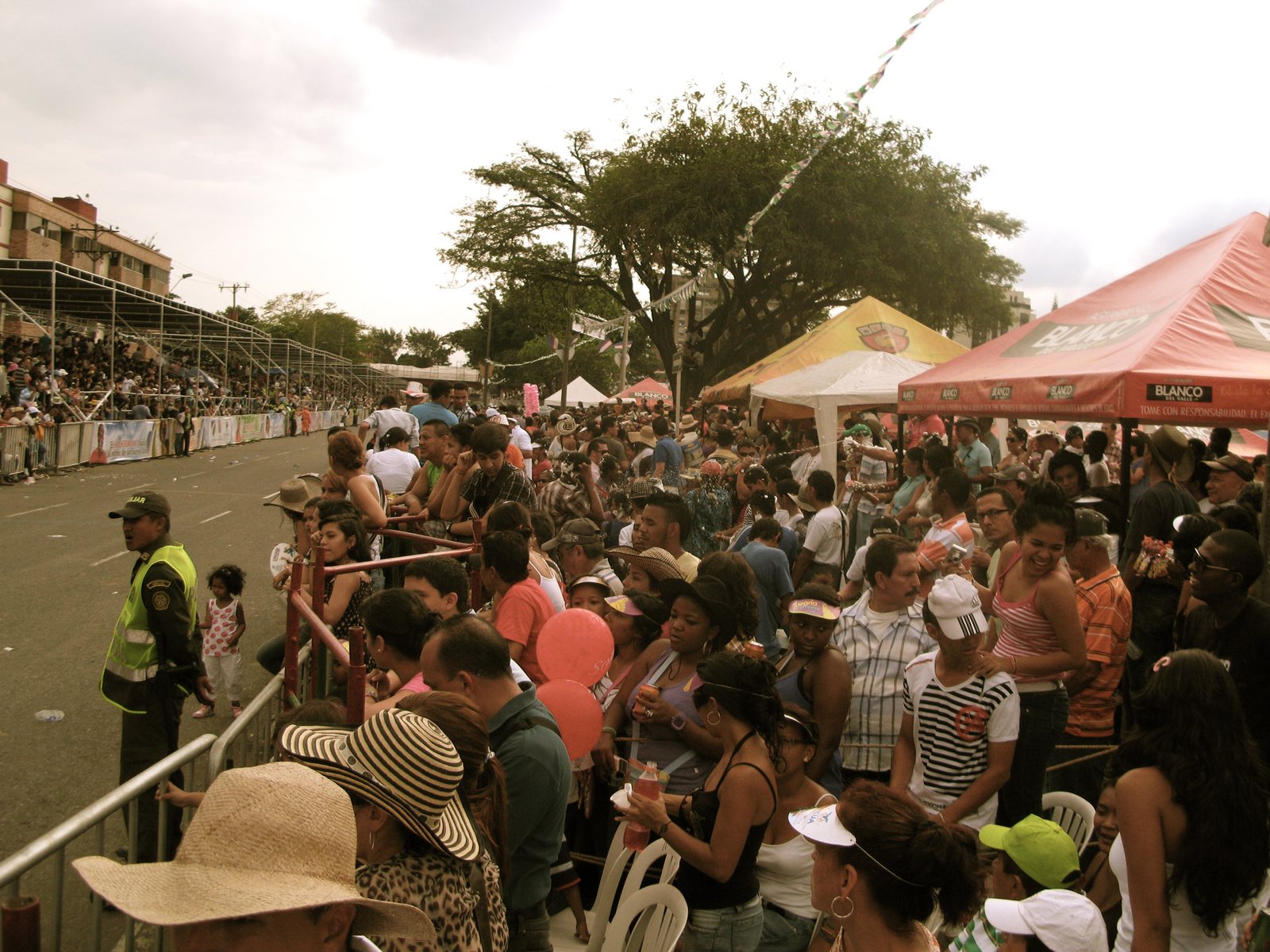 A large crowd gathered in the street during Feria de Cali.